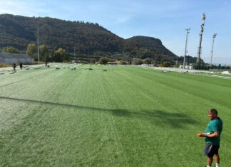 Campo sportivo con erba sintetica e persone che giocano