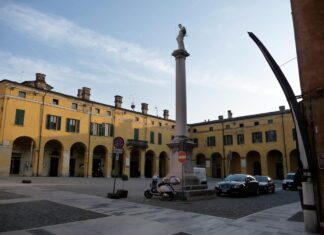 Una piazza del centro di Castiglione delle Stiviere