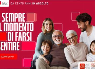 Locandina di Censimento Permanente della Popolazione a Torri del Benaco con famiglie che sorridono