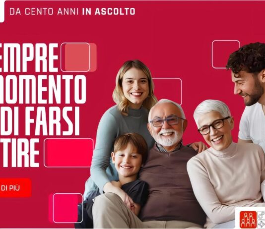 Locandina di Censimento Permanente della Popolazione a Torri del Benaco con famiglie che sorridono