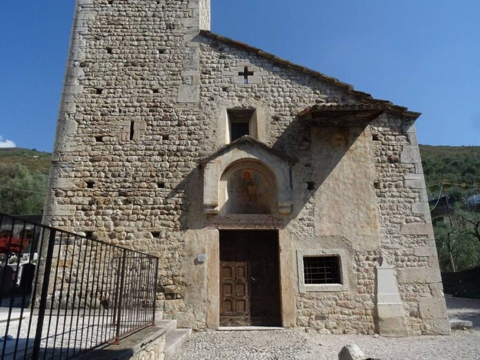 La chiesa di San Zeno de l'Oselet a Castelletto di Brenzone con il campanile