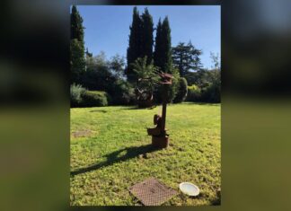 Concesio, alla Collezione Paolo VI due mostre fino al 19 dicembre Scultura in un prato con alberi dietro