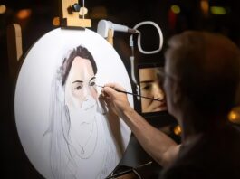 Corsi Amici dell’arte a Riva del Garda: otto laboratori dal 31 ottobre Un artista disegna un ritratto su un supporto illuminato in Riva del Garda durante una serata