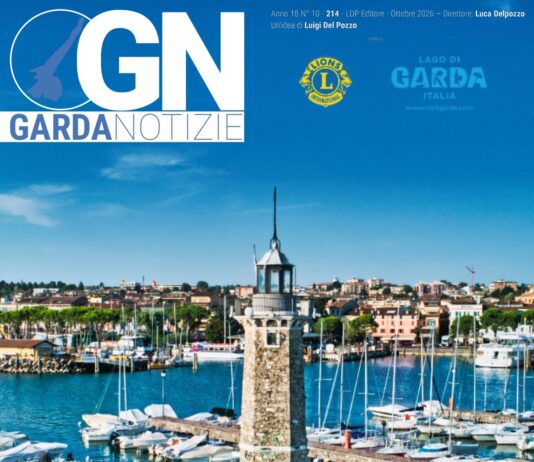 Copertina di GN Il mensile del lago di Garda, ottobre 2026: il faro del porto di Desenzano del Garda