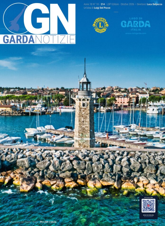 Cover Gienne Ottobre 2026 Copertina di GN Il mensile del lago di Garda, ottobre 2026: il faro del porto di Desenzano del Garda