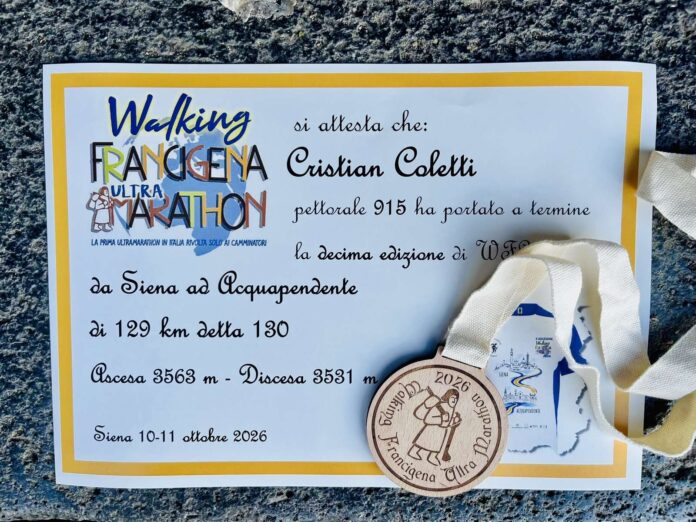 Un certificato di partecipazione a una gara a piedi con un medaglione, su una superficie irregolare.