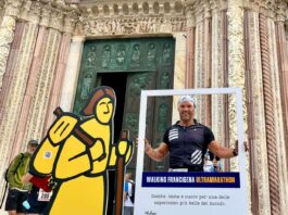 Cristian Coletti a Siena davanti al Duomo con la cornice della Walking Francigena Ultramarathon