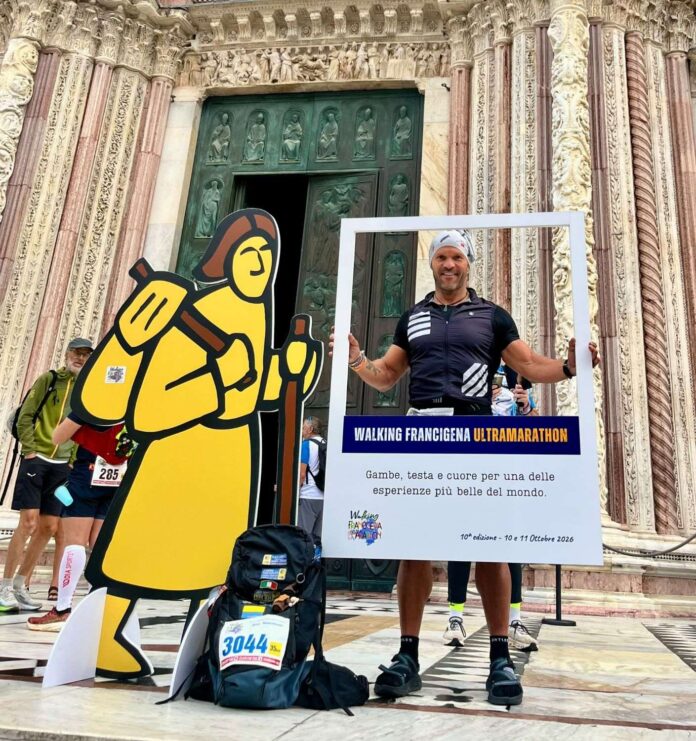 Cristian Coletti alla Walking Francigena Ultramarathon a Siena Cristian Coletti a Siena davanti al Duomo con la cornice della Walking Francigena Ultramarathon