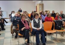 Eventi sul Garda dal 6 all’8 ottobre: cineforum a Toscolano, geopolitica ad Arco e English Café a Sirmione Incontro con il pubblico in una sala con sedie arancioni al Centro Casa Bianca di Montichiari