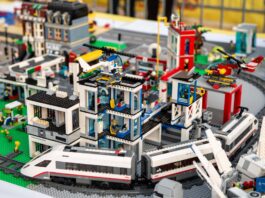 Costruzioni di mattoncini LEGO con edifici, treno e aereo esposte a Mattoncini in Castello a Desenzano del Garda