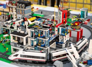 Eventi sul Garda nel weekend dal 9 all’11 ottobre: Mattoncini in Castello, Photo Marathon e Giornate FAI Costruzioni di mattoncini LEGO con edifici, treno e aereo esposte a Mattoncini in Castello a Desenzano del Garda