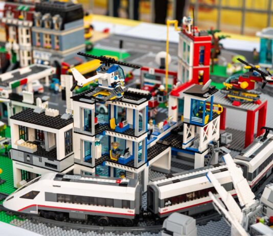Costruzioni di mattoncini LEGO con edifici, treno e aereo esposte a Mattoncini in Castello a Desenzano del Garda