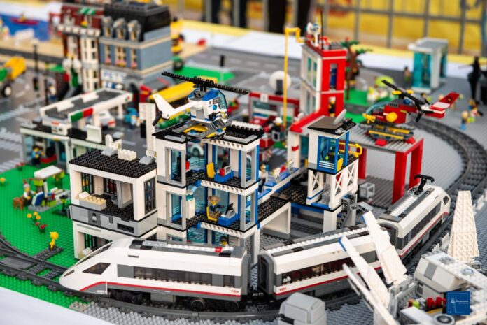 Costruzioni di mattoncini LEGO con edifici, treno e aereo esposte a Mattoncini in Castello a Desenzano del Garda