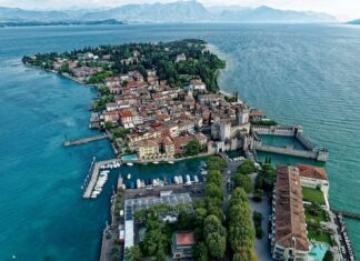 Eventi sul Garda dal 12 al 15 ottobre 2026: gli appuntamenti della settimana Vista aerea della penisola di Sirmione sul lago di Garda, con il centro storico tra alberi e acqua