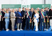 Manifesto della 98ª Fiera Agricola Zootecnica Italiana al Centro Fiera di Montichiari con persone che tagliano il nastro