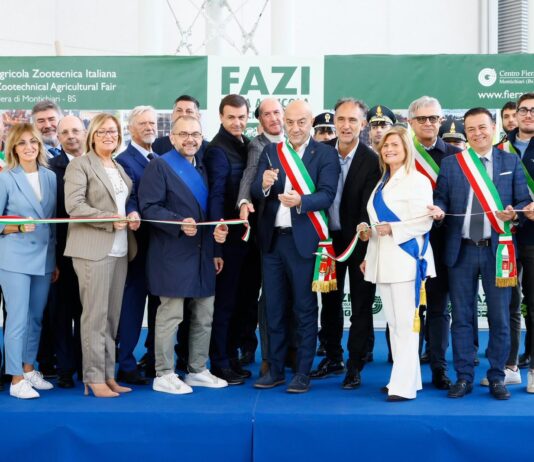 Manifesto della 98ª Fiera Agricola Zootecnica Italiana al Centro Fiera di Montichiari con persone che tagliano il nastro
