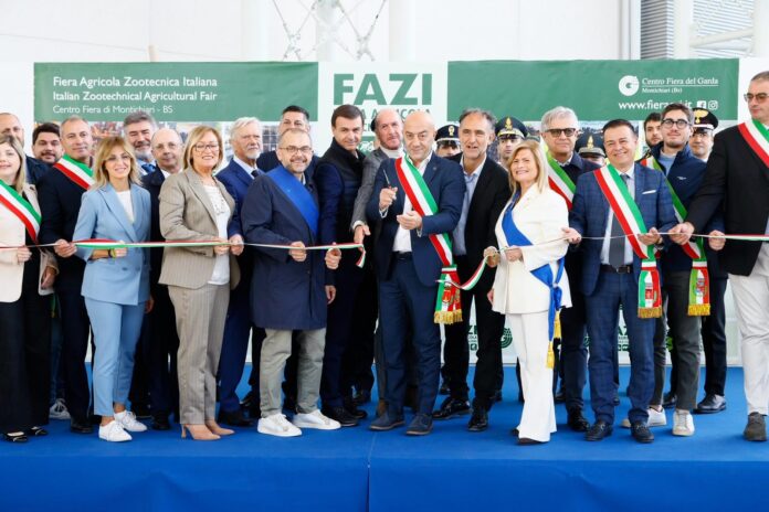 Manifesto della 98ª Fiera Agricola Zootecnica Italiana al Centro Fiera di Montichiari con persone che tagliano il nastro