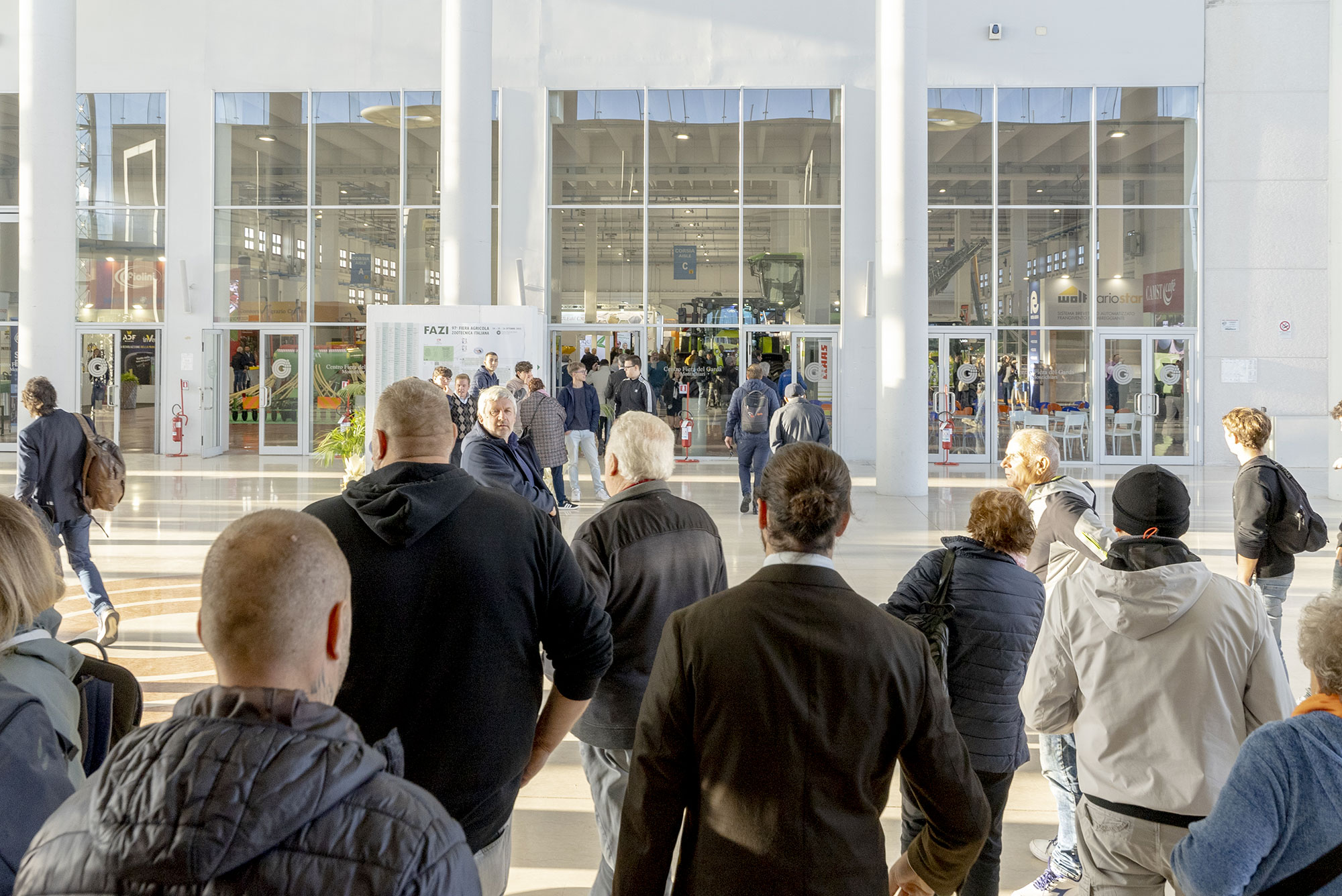 FAZI Montichiari 2026: dal 23 al 25 ottobre la 98ª Fiera Agricola Zootecnica 1 Persone che entrano nel Centro Fiera di Montichiari durante la FAZI Montichiari 2026