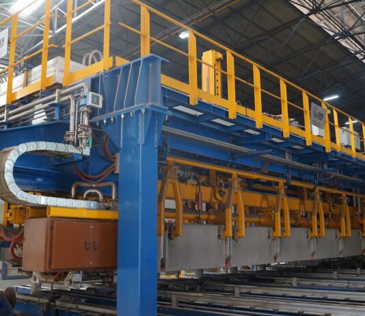 Macchina industriale in uno stabilimento a Lonato del Garda per il riscaldamento di billette