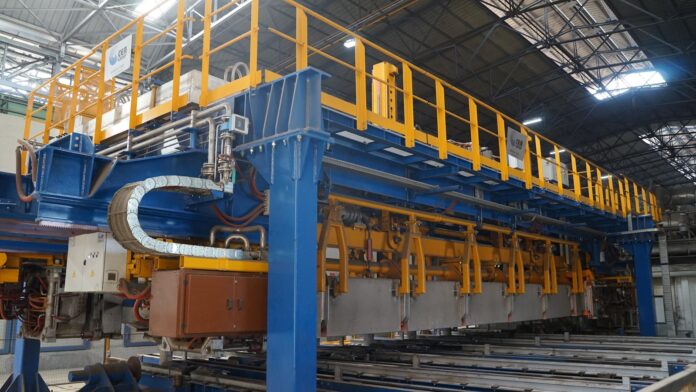 Macchina industriale in uno stabilimento a Lonato del Garda per il riscaldamento di billette
