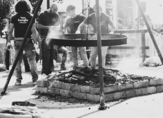 Eventi sul Garda nel weekend dal 23 al 25 ottobre: feste dei marroni, Halloween e fanfare alpine Castagne arrostite nella padella forata sul fuoco durante una sagra