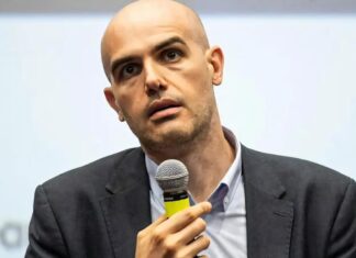 Festival Logos Montichiari, quattro giorni di parole dal 15 al 18 ottobre Un relatore al microfono, immagine del Festival Logos Montichiari