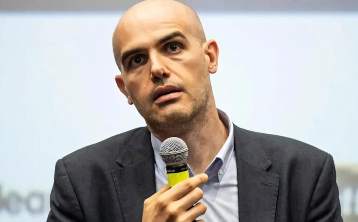 Un relatore al microfono, immagine del Festival Logos Montichiari