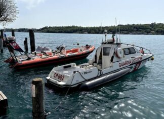 Due mezzi navali della Guardia Costiera sul lago di Garda