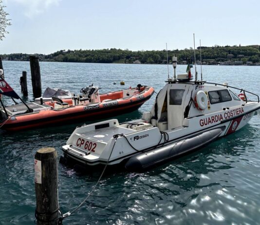 Due mezzi navali della Guardia Costiera sul lago di Garda