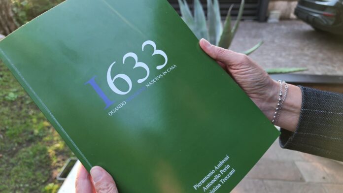 La copertina del libro «I633. Quando Sirmione nasceva in casa» con i nomi dei tre autori