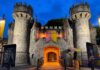 Castello illuminato con ingresso per Medieval Times Restaurant & Show a Lazise