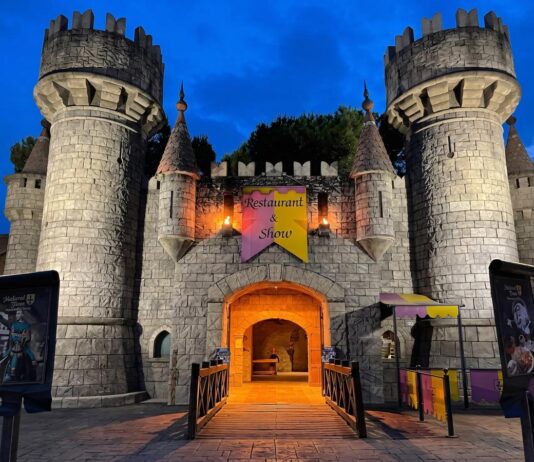 Castello illuminato con ingresso per Medieval Times Restaurant & Show a Lazise