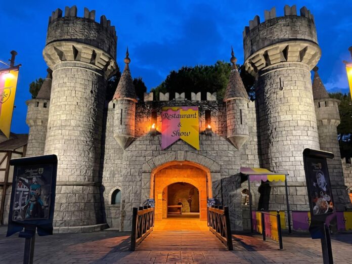 Castello illuminato con ingresso per Medieval Times Restaurant & Show a Lazise