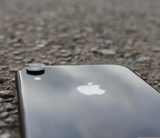 iPhone ricondizionato nero appoggiato su una superficie