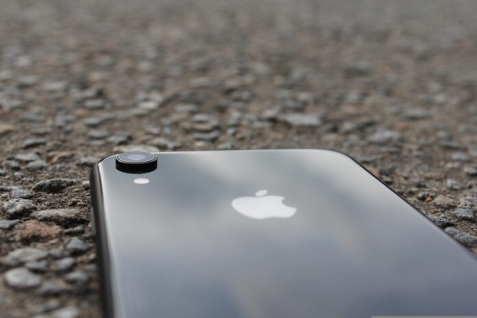 iPhone ricondizionato nero appoggiato su una superficie
