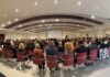 Lake Garda Hospitality Summit a Peschiera del Garda: oltre 500 presenze alla sesta edizione Sala affollata con persone sedute davanti a una parete bianca per il Lake Garda Hospitality Summit a Peschiera del Garda