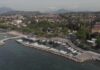 Presenze straniere sul Garda nel 2025: Lazise prima con 3,46 milioni di notti Lazise vista dall'alto: il porto con le barche, il lungolago e il centro storico