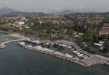 Lazise vista dall'alto: il porto con le barche, il lungolago e il centro storico