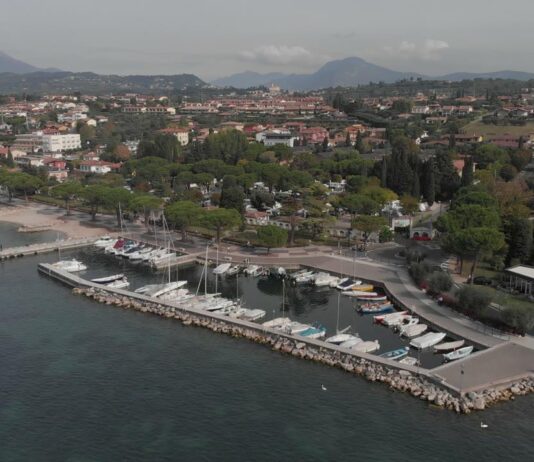 Lazise vista dall'alto: il porto con le barche, il lungolago e il centro storico