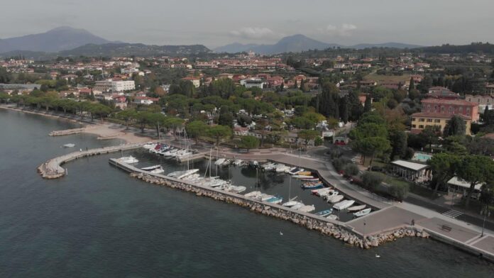 Lazise vista dall'alto: il porto con le barche, il lungolago e il centro storico