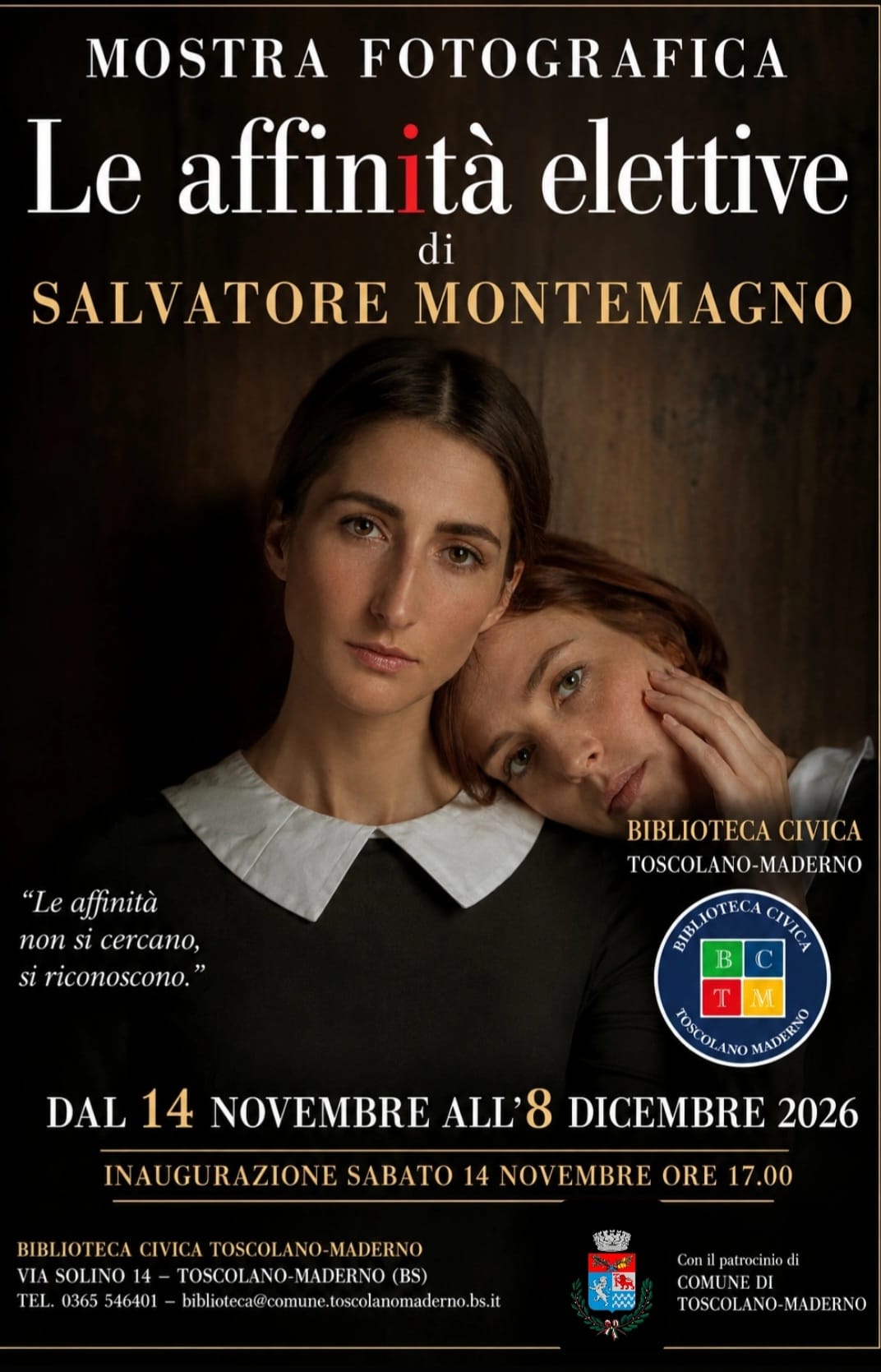 Le affinità elettive, mostra fotografica di Salvatore Montemagno a Toscolano-Maderno 1 Manifesto delle affinità elettive mostra due donne in penombra, una stringe una mela, l'altra ha una maschera