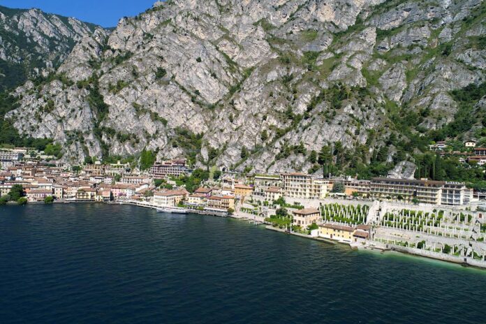Panorama di Limone sul Garda con le montagne a picco sul lago