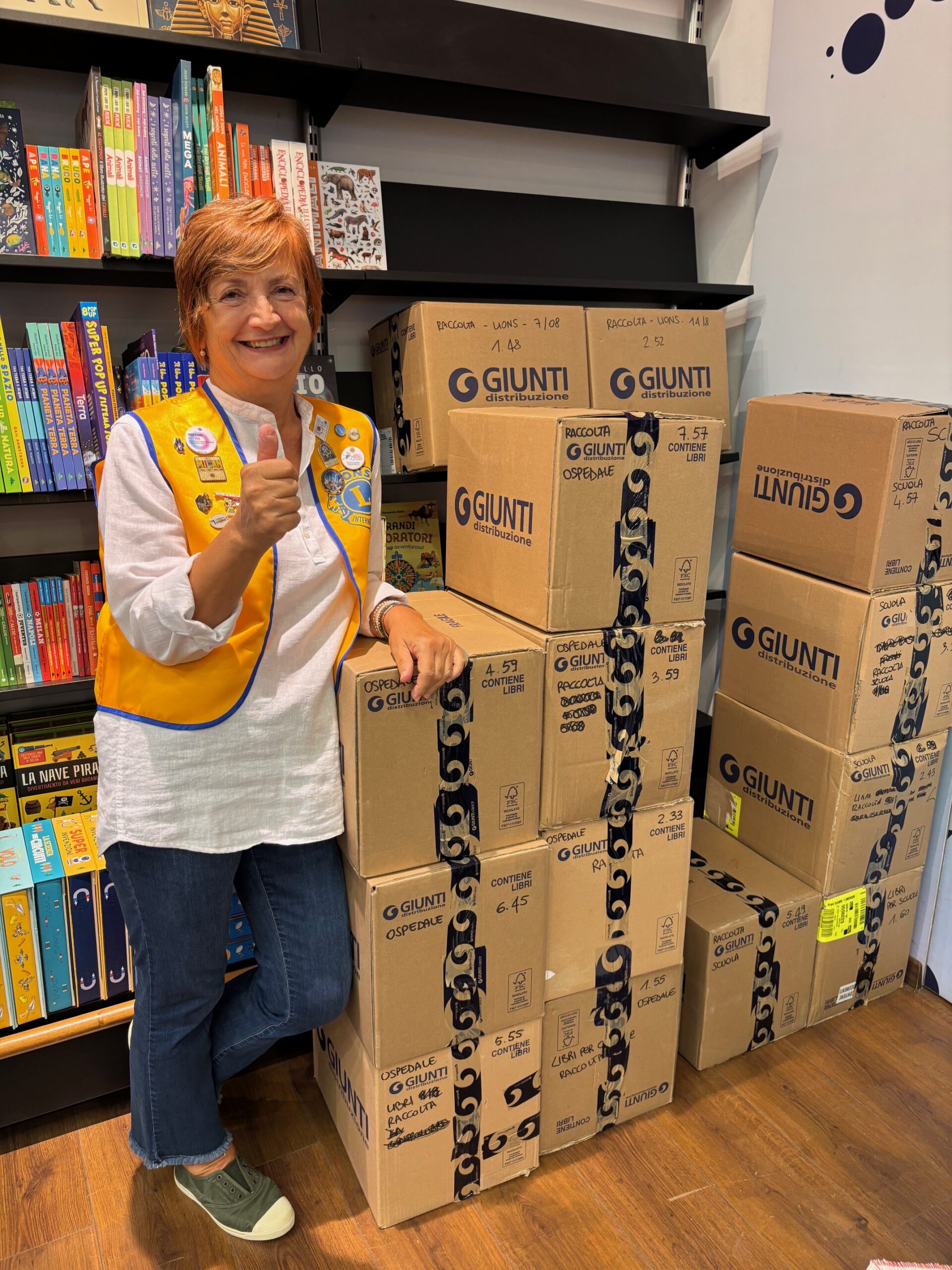 Raccolta libri dei Lions nella libreria Giunti di Desenzano