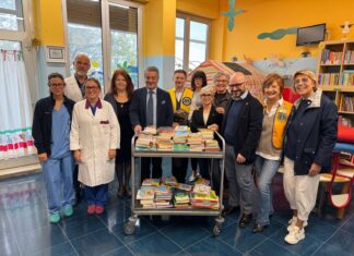 Pediatria di Desenzano, i Lions consegnano 200 libri per i bambini ricoverati Lions della Zona Garda e personale dell'ASST Garda con i libri donati nella Pediatria dell'ospedale di Desenzano