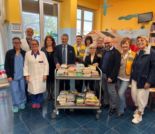 Lions della Zona Garda e personale dell'ASST Garda con i libri donati nella Pediatria dell'ospedale di Desenzano