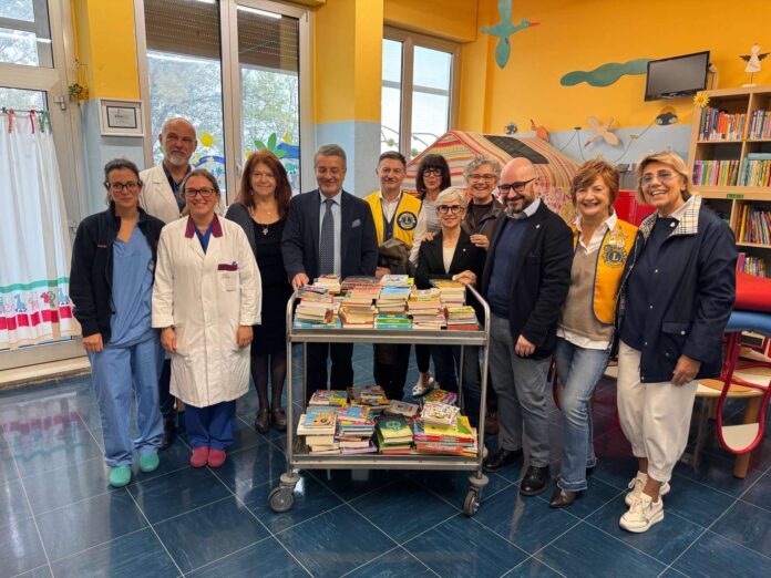 Lions della Zona Garda e personale dell'ASST Garda con i libri donati nella Pediatria dell'ospedale di Desenzano
