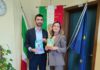 Lonato del Garda approva all’unanimità il Piano per il Diritto allo Studio 2026/2027 Uomini e donne in aula mostrano libri accanto a bandiere e finestre