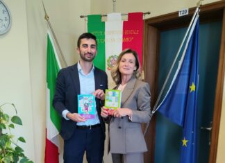 Lonato del Garda approva all’unanimità il Piano per il Diritto allo Studio 2026/2027 Uomini e donne in aula mostrano libri accanto a bandiere e finestre