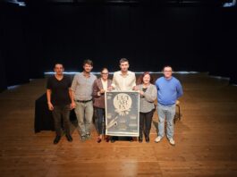 Teatro del Tiracollo, convenzione rinnovata fino al 2029: sabato a Lonato parte Lunaria 5.I I promotori della rassegna Lunaria 5.I con il manifesto della stagione sul palco del Teatro del Tiracollo a Lonato del Garda
