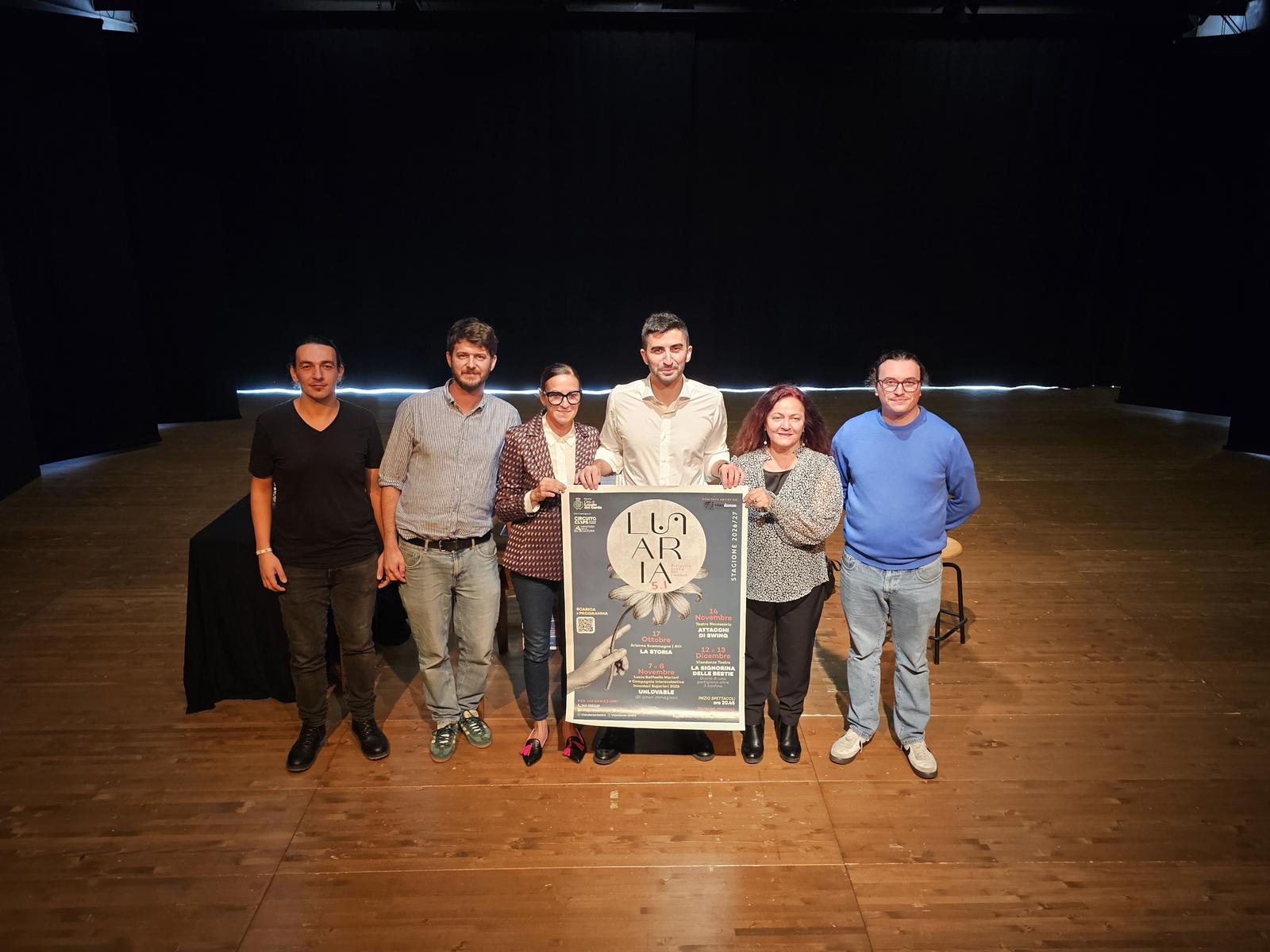 Teatro del Tiracollo, convenzione rinnovata fino al 2029: sabato a Lonato parte Lunaria 5.I 1 I promotori della rassegna Lunaria 5.I con il manifesto della stagione sul palco del Teatro del Tiracollo a Lonato del Garda